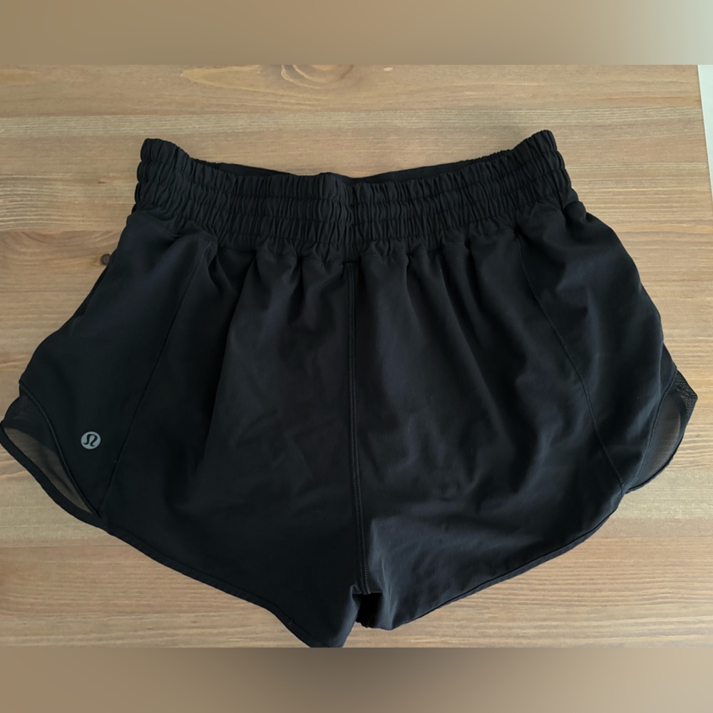 lululemon hotty hot shorts 2.5”